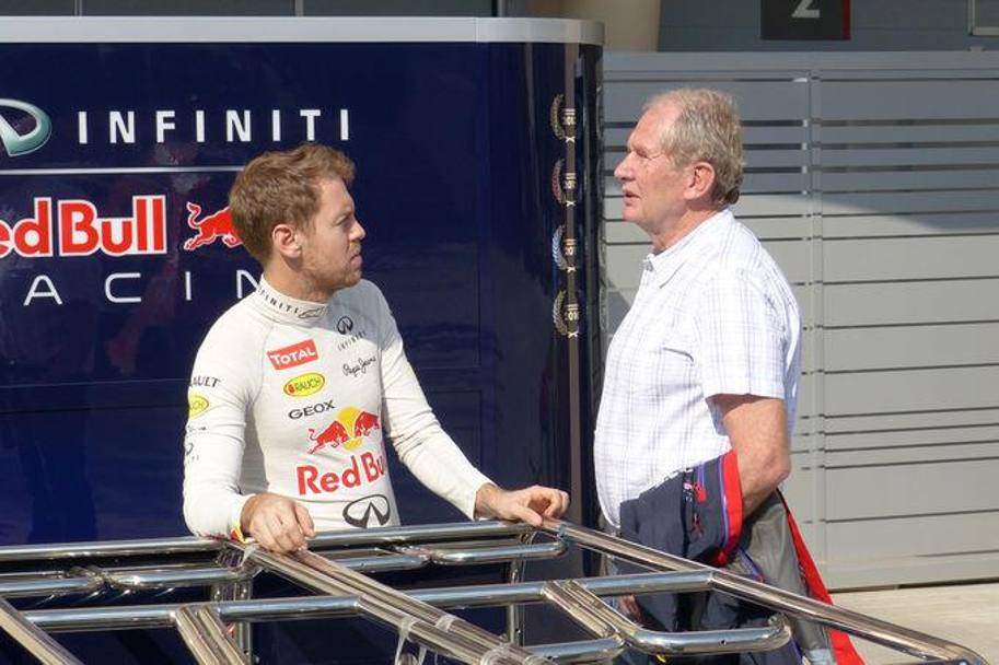 Il campione del mondo Sebastian Vettel, qui a colloquio con Helmut Marko, non aveva una faccia troppo soddisfatta